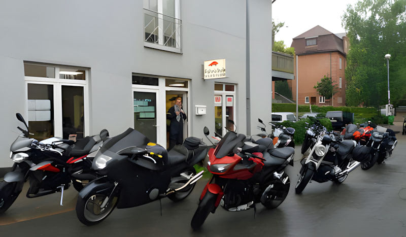 Motorräder vor der Fahrschule KLeber